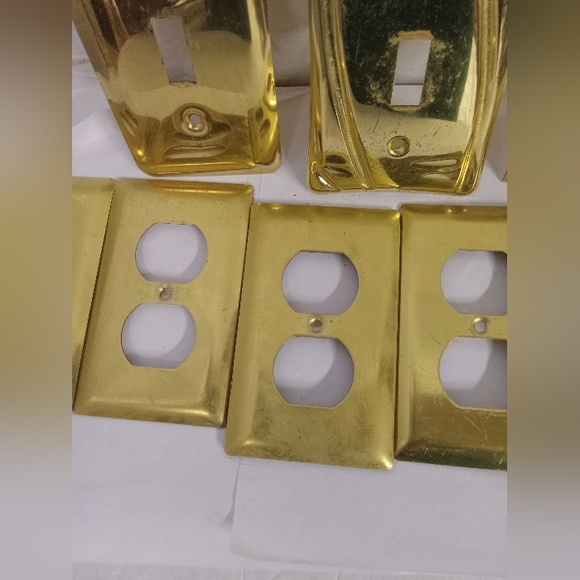 Lot of 11 Electric Outlet Covers Lights, & Plugs Gold Metal - Picture 4 of 4
